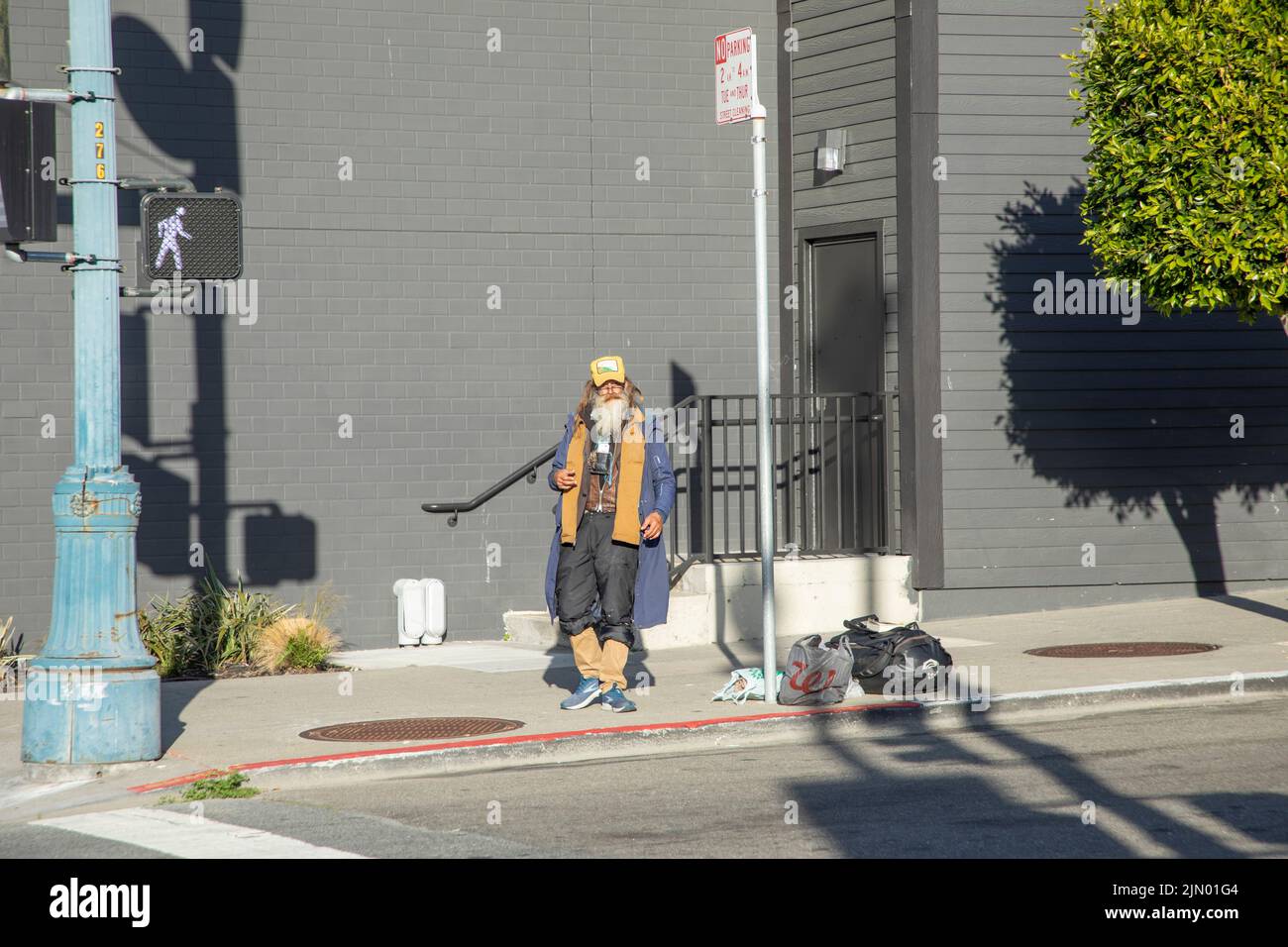 San Francisco, EE.UU. - Mayo 20 2022: Anciano sin hogar con sus pertenencias en una bolsa de plástico en el centro de San Francisco. Foto de stock