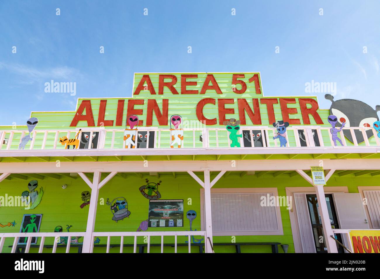 Pahrump, EE.UU. - 23 de mayo de 2022: Área 51 Alien Center tienda de conveniencia y estación de gasolina en la carretera de Las Vegas a Death Valley con decoración alienígena. Foto de stock
