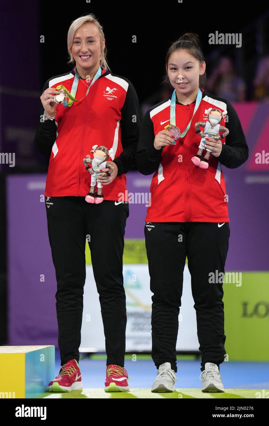 Charlotte Carey y Anna Hursey de Gales después de ganar bronce en los dobles femeninos de tenis de mesa en el NEC el día once de los Juegos de la Commonwealth de 2022 en Birmingham. Fecha de la foto: Lunes 8 de agosto de 2022. Foto de stock