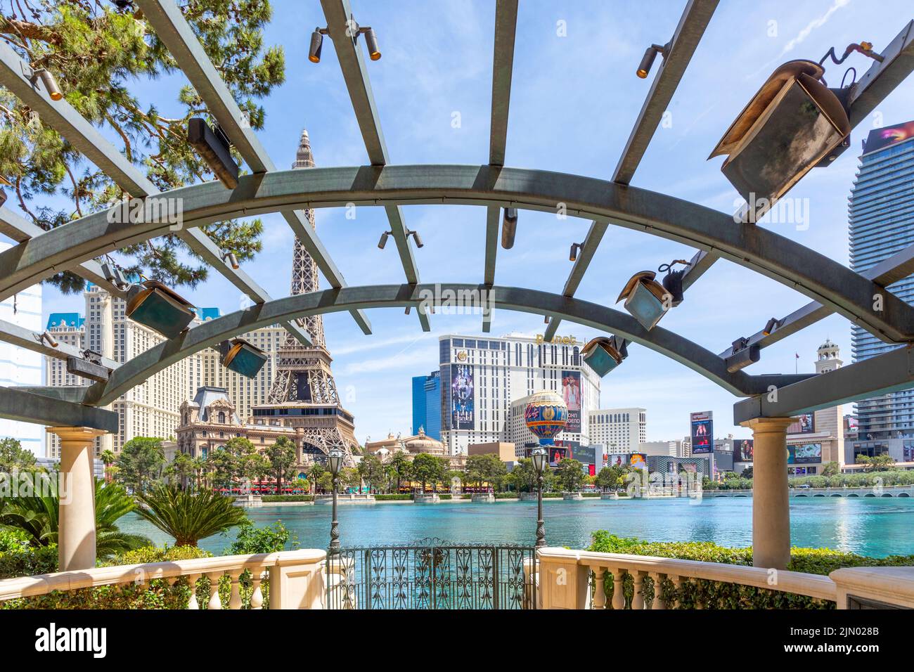 Las Vegas, EE.UU. - 23 de mayo de 2022: vista panorámica de los famosos hoteles y casinos en la avenida principal como la Torre Eiffel, el planeta Hollywood, Bellagio, Ballys en el día Foto de stock