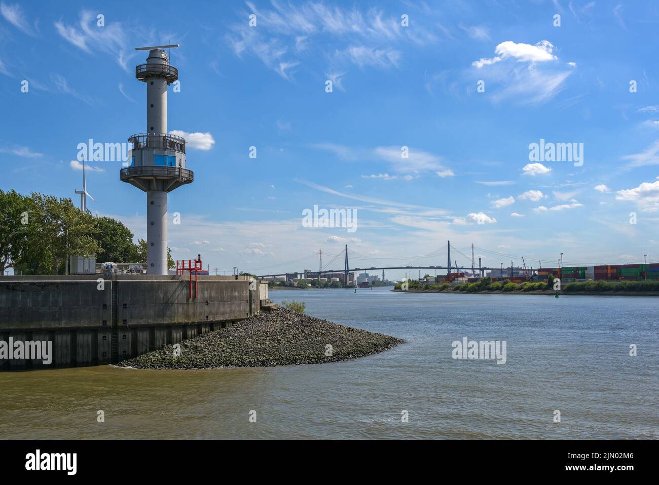 Torre de radar con indicador de nivel de agua en el puerto de carbón Steinwerder en el puerto de