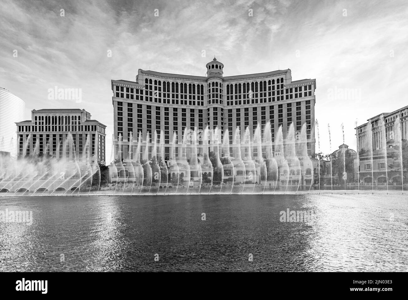 Las Vegas, Nevada, EE.UU. - 26 de junio de 2022: Las fuentes de Bellagio por la noche. Esta característica realiza coreografía con agua, música y luz delante de Foto de stock