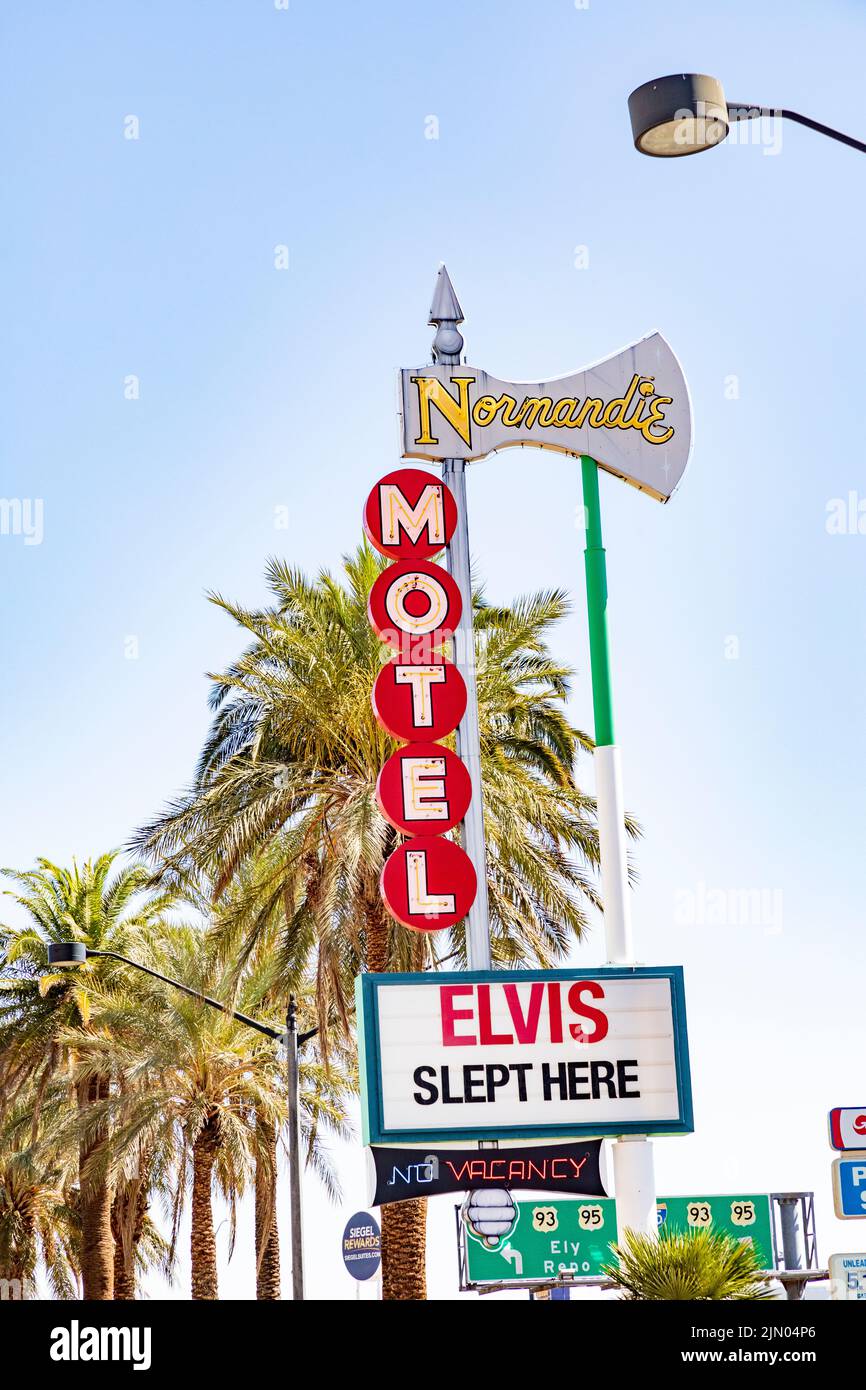 Las Vegas, EE.UU. - 24 de mayo de 2022: Cartel de Old Motel Normandic con información Elvis durmió aquí cerca de la calle Fremont. Foto de stock