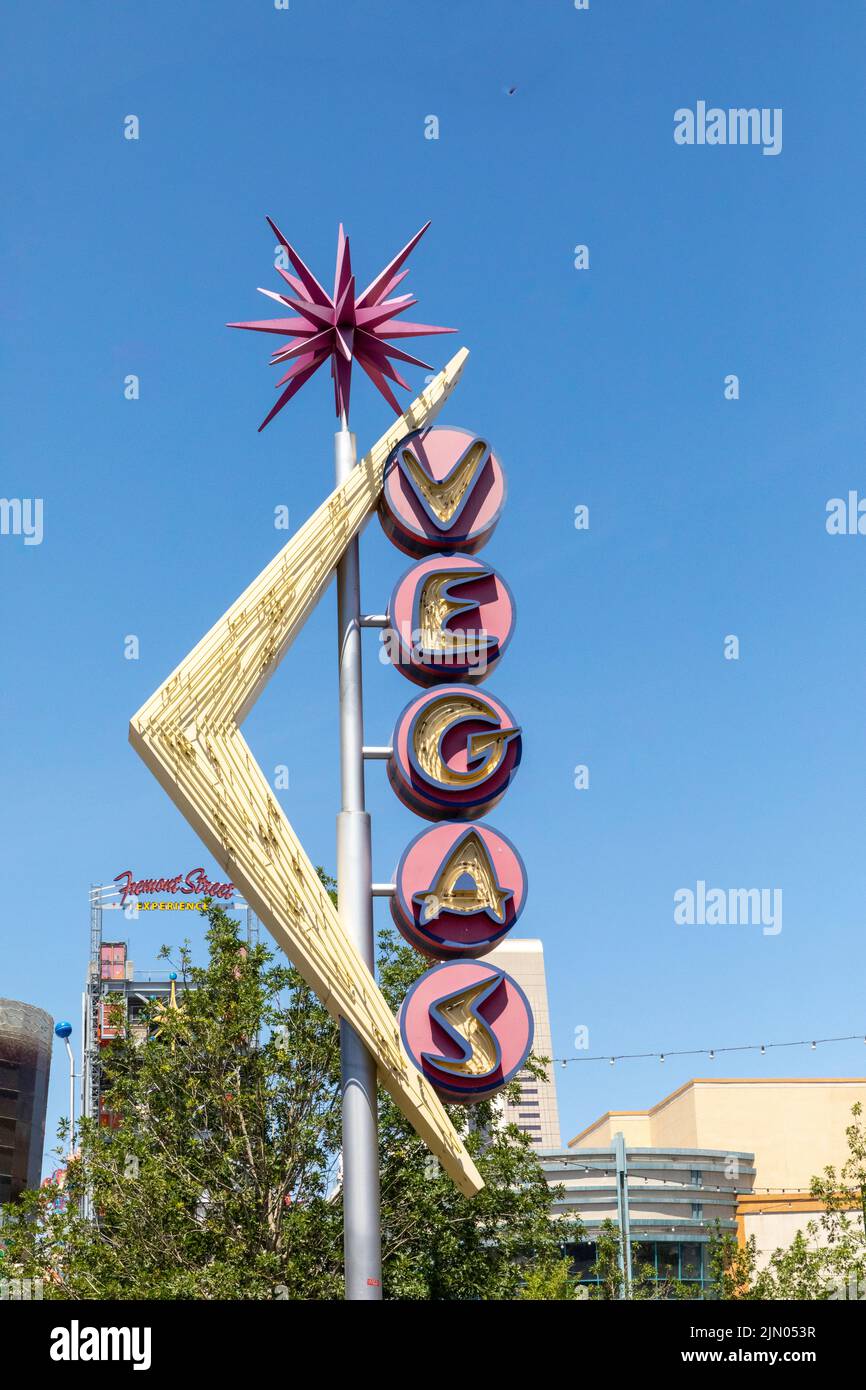 Las Vegas, EE.UU. - 24 de mayo de 2022: El viejo letrero de neón Fremont este con un cóctel de vidrio como señalización para el distrito. Foto de stock