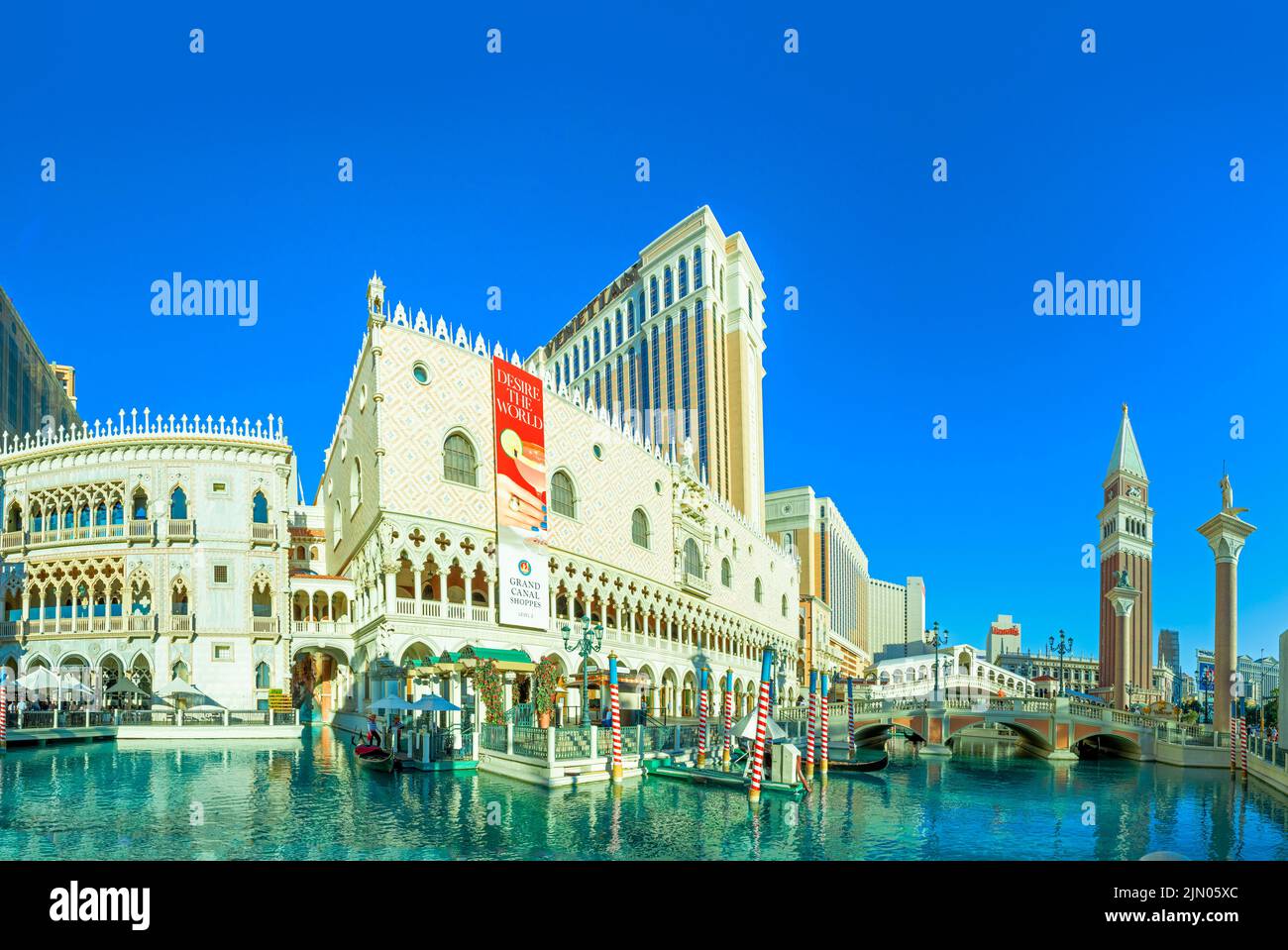 Las Vegas, EE.UU. - 24 de mayo de 2022: Vista al complejo turístico y casino veneciano con réplica del Gran Canal con el puente Rialto y las góndolas, réplica de Venecia i. Foto de stock
