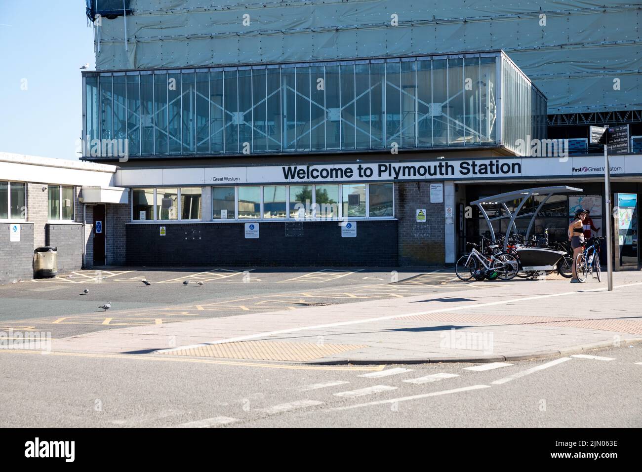 Estación de tren de Plymouth en un día soleado caliente Foto de stock