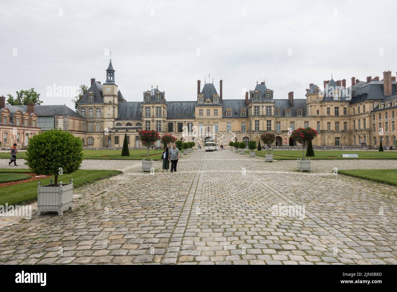El Patio de Honor de palacio de Fontainebleau, el palacio real, los edificios, el castillo de Fontainebleau, Francia. Foto de stock