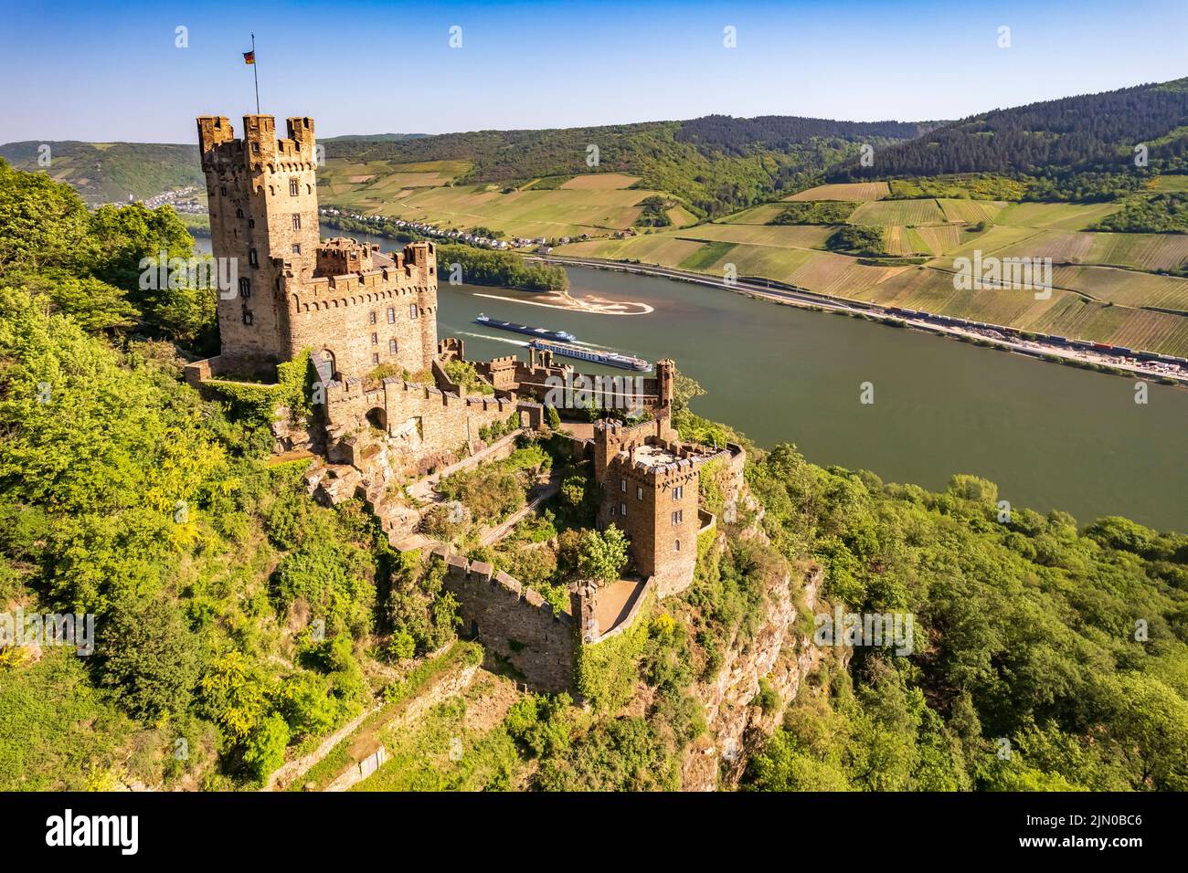 Burg Sooneck und der Rhein bei Niederheimbach, Welterbe Oberes Mittelrheintal, Rheinland-Pfalz, Deutschland, | El castillo de Burg Sooneck y el Rin Foto de stock