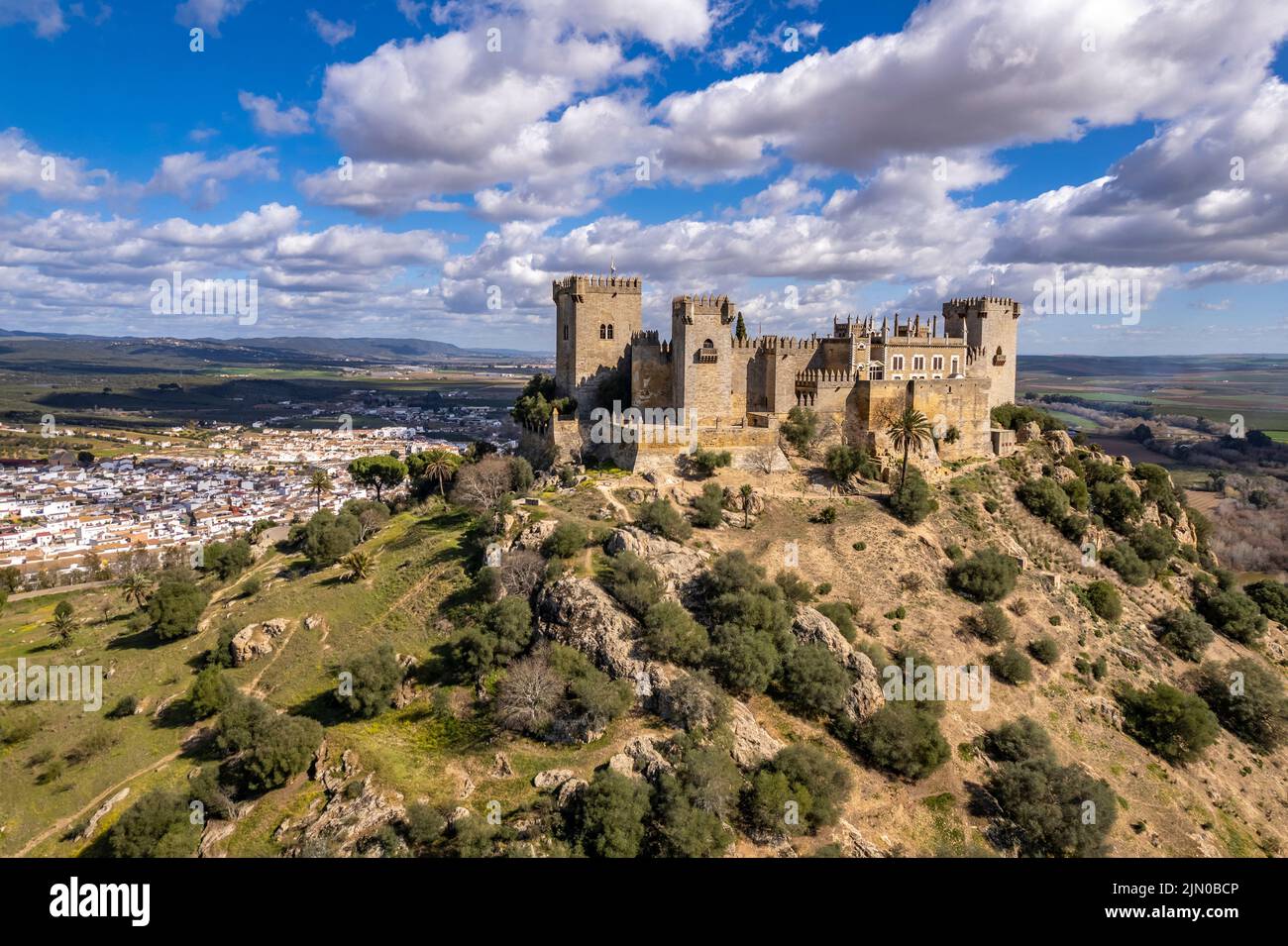 Die Burg Castillo de Almodóvar del Río und das Dorf Almodóvar del Río, Andalusien, Spanien | Castillo de Almodóvar del Río y el pueblo de Foto de stock
