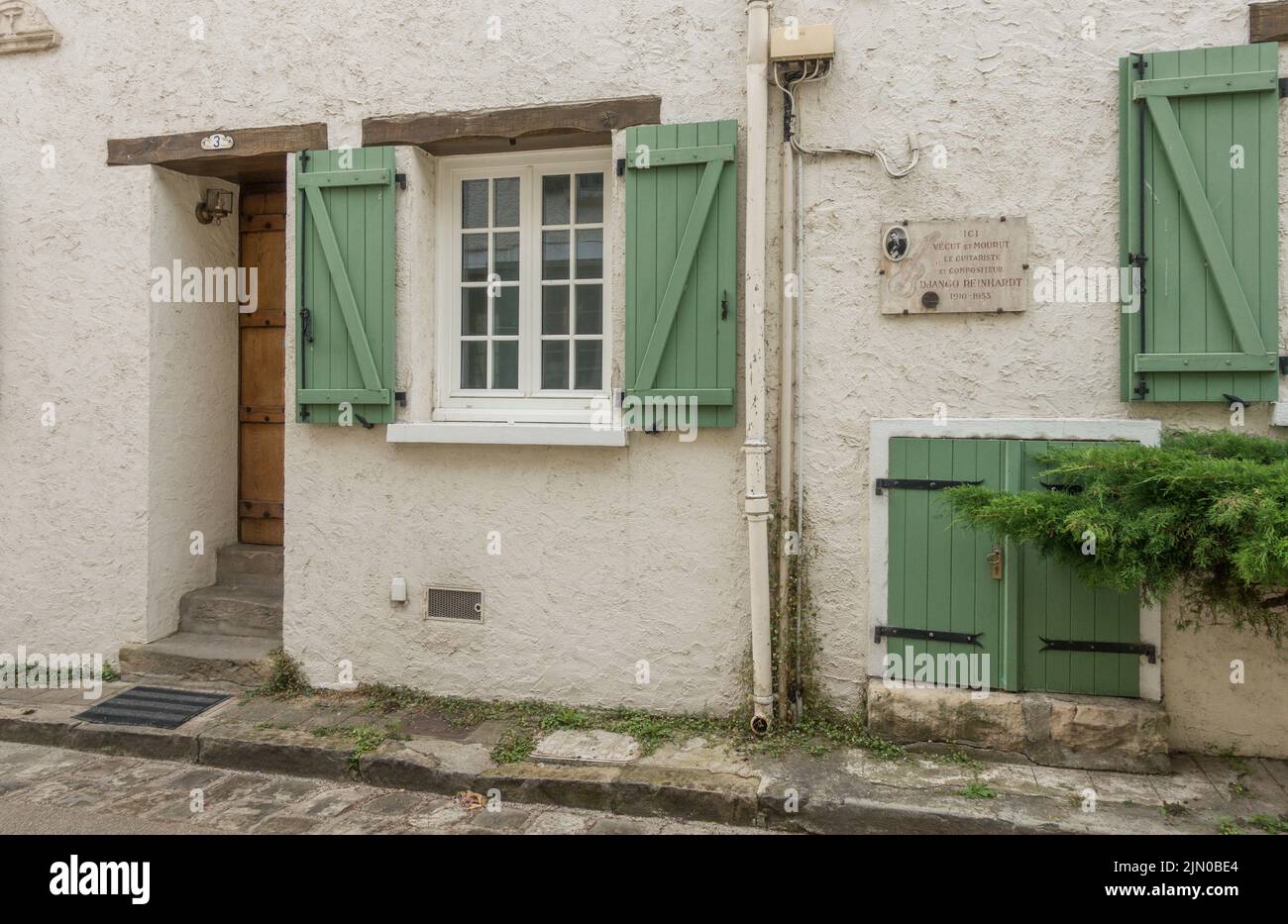 Fachada de la casa donde vivió el músico de jazz, Django Reinhardt. Francia, Seine et Marne, Samois sur Seine Foto de stock