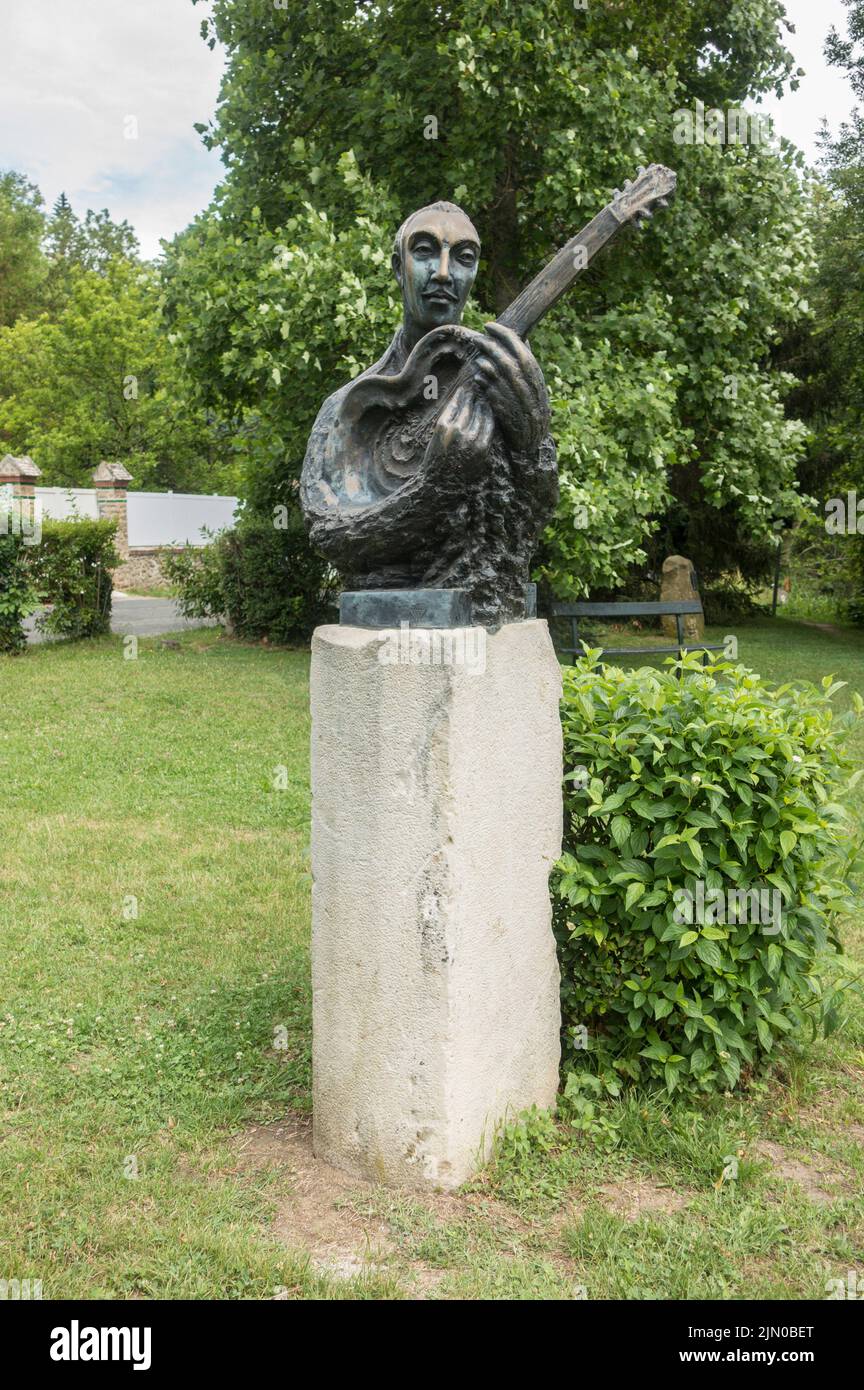 Bronce de Django Reinhardt, guitarrista y compositor de jazz en Samois-sur-Seine, Francia. Foto de stock