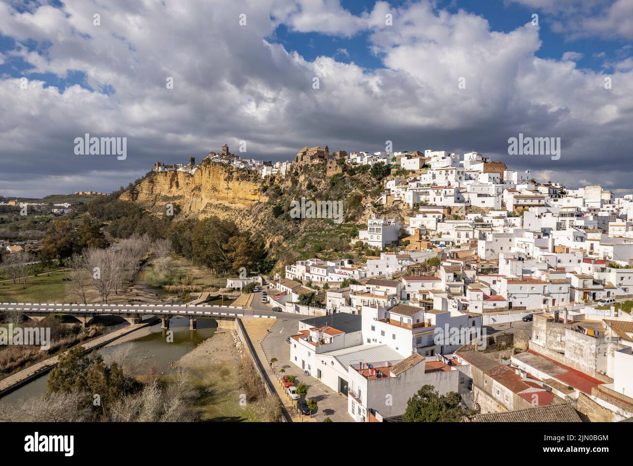 Die weissen Häuser von Arcos de la Frontera von oben gesehen, Andalusien, Spanien | Las casas blancas de Arcos de la Frontera vistas desde arriba, Andalu Foto de stock