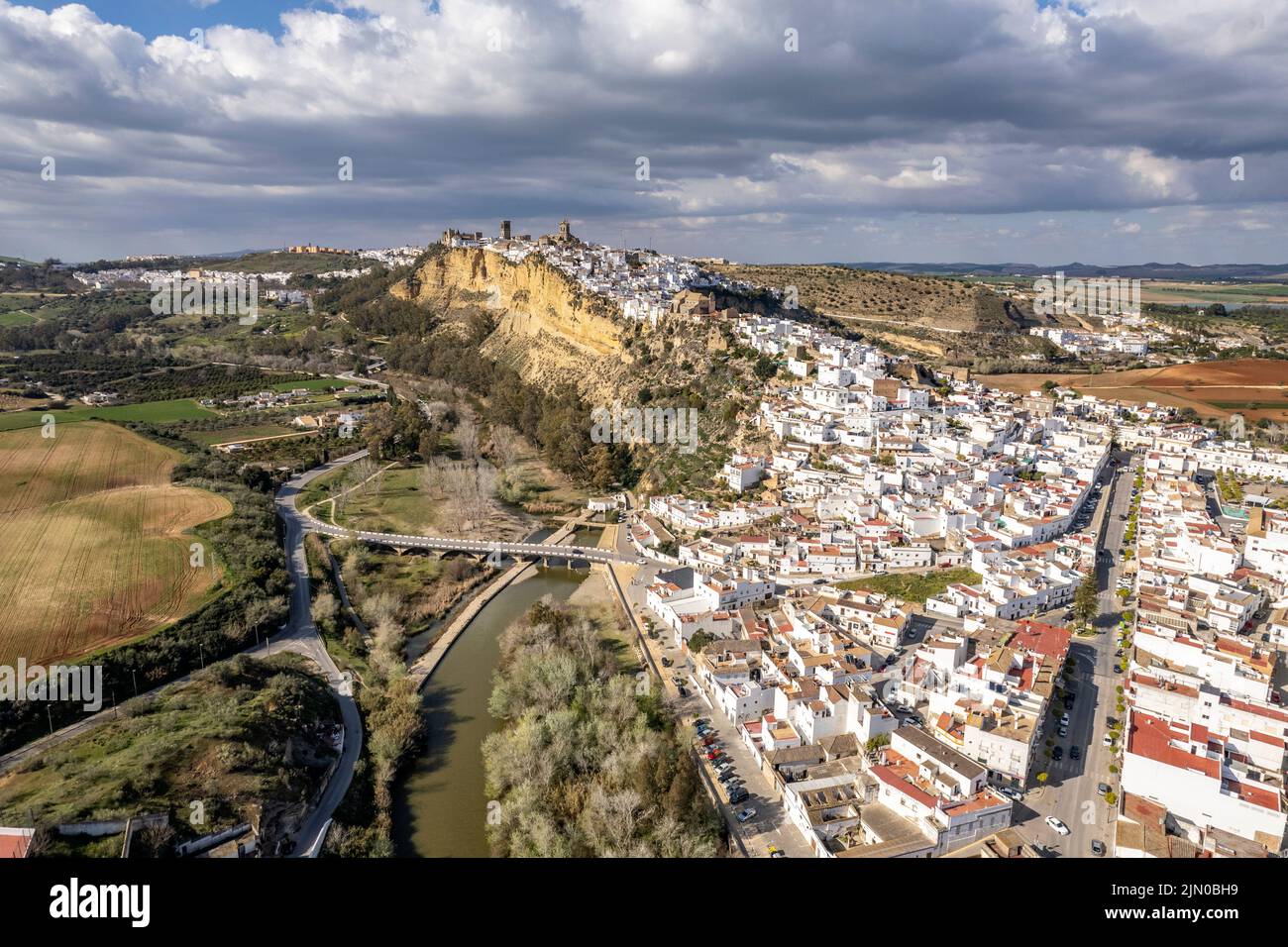 Die weissen Häuser von Arcos de la Frontera von oben gesehen, Andalusien, Spanien | Las casas blancas de Arcos de la Frontera vistas desde arriba, Andalu Foto de stock