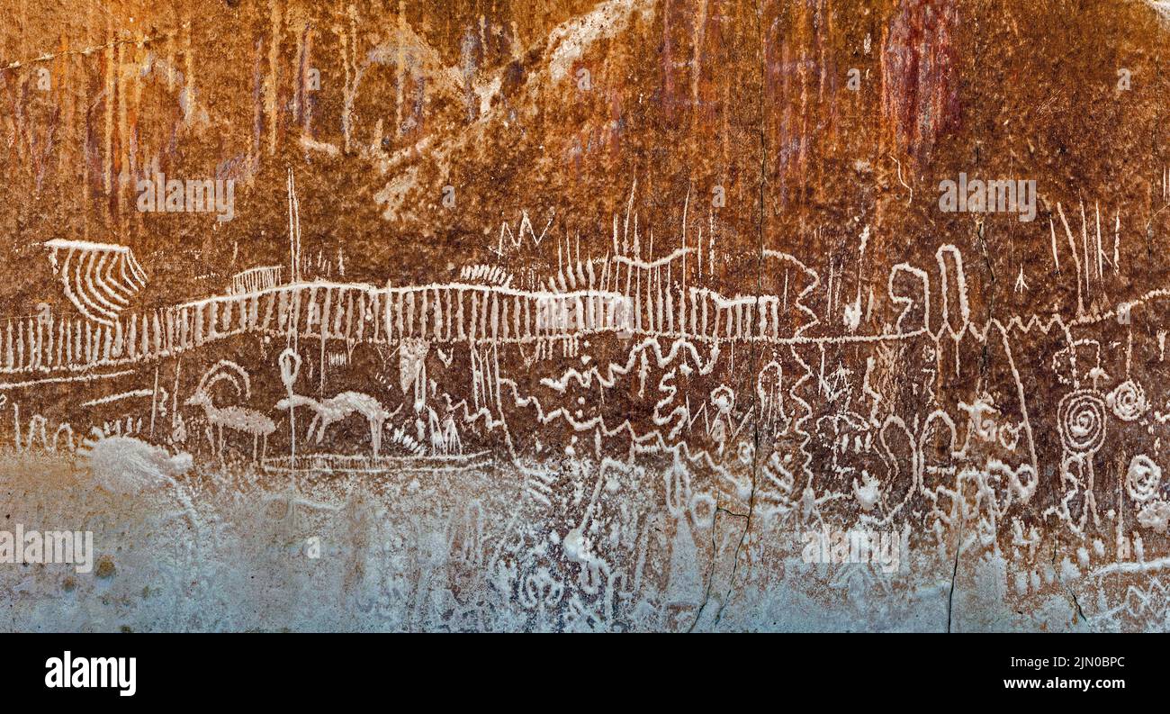 Petroglifos en el afloramiento de Tuff, el Distrito Arqueológico White River Narrows, el Valle de Faces, el Monumento Nacional Basin and Range, Nevada, EE.UU Foto de stock