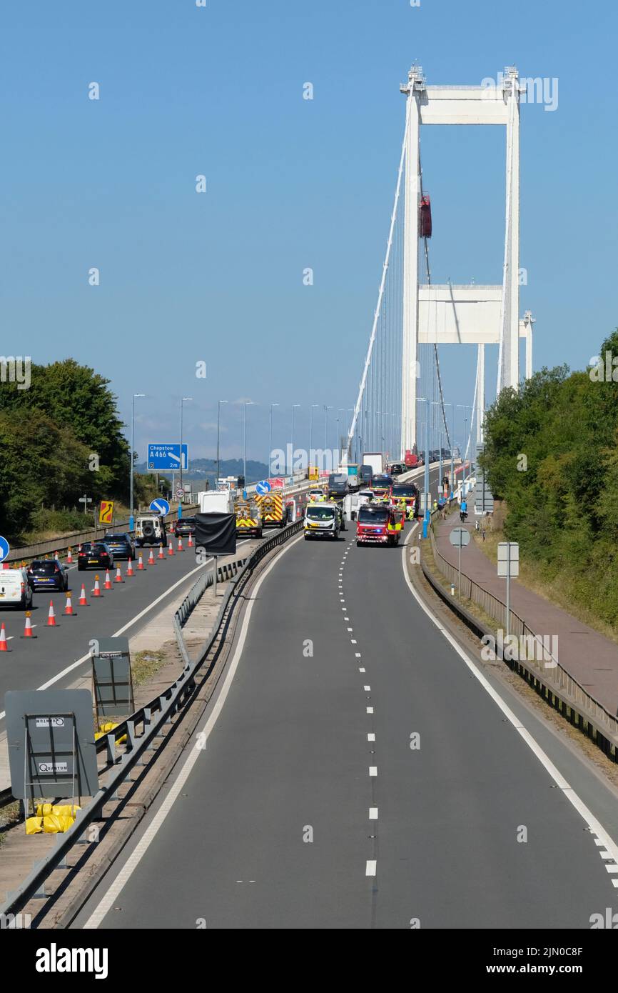 Bristol, Reino Unido. 8th de Ago de 2022. Una caravana ha volcado en la calzada este de la M48 por el antiguo puente Severn. Los servicios de emergencia están presentes y la carretera está cerrada. Crédito: JMF News/Alamy Live News Foto de stock