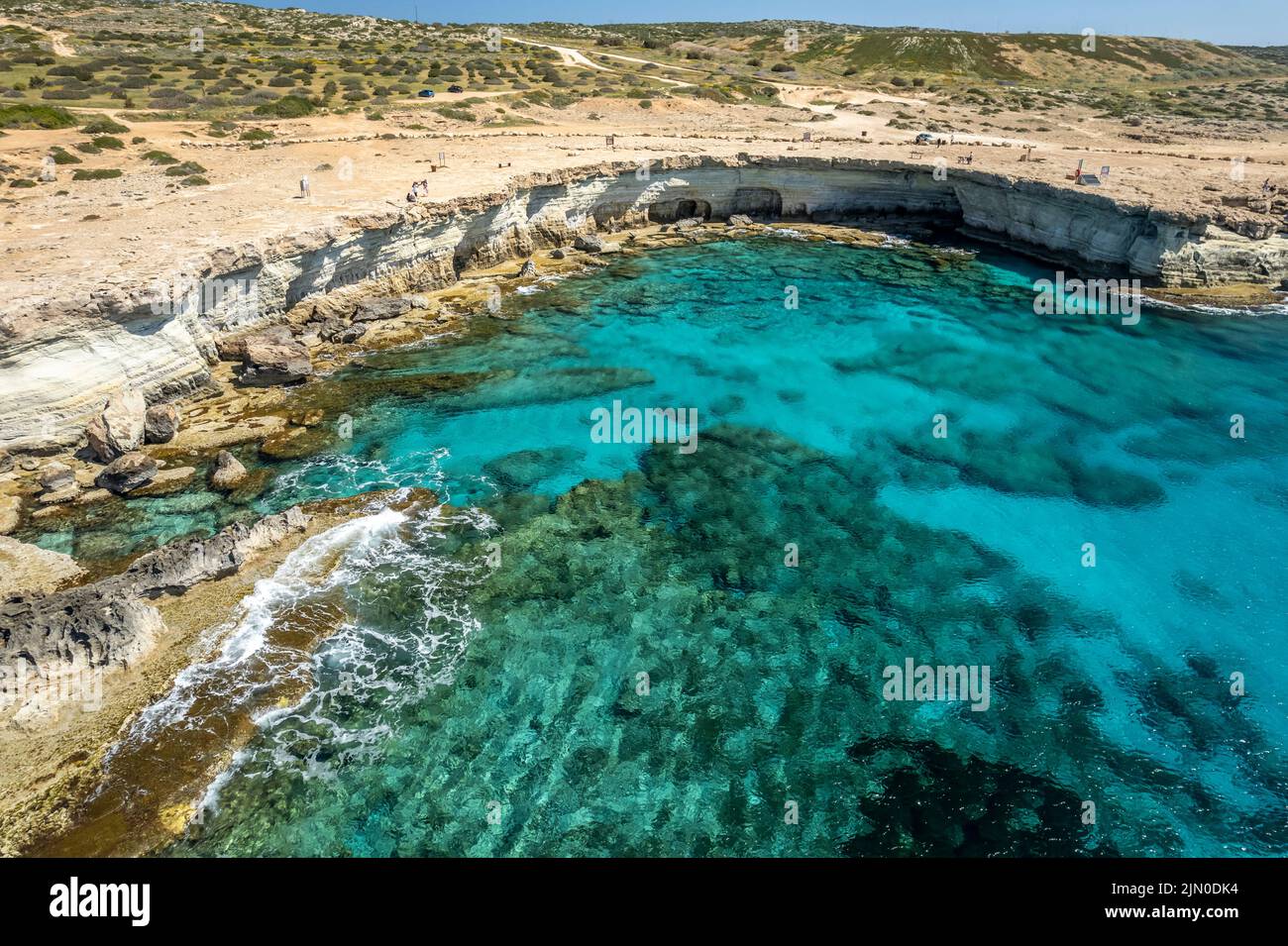 Cuevas marinas, Küste mit klippen und Höhlen bei Agia Napa, Zypern, Europa | Cuevas marinas y acantilados en la escarpada costa cerca de Ayia Napa, Chipre, Europa Foto de stock
