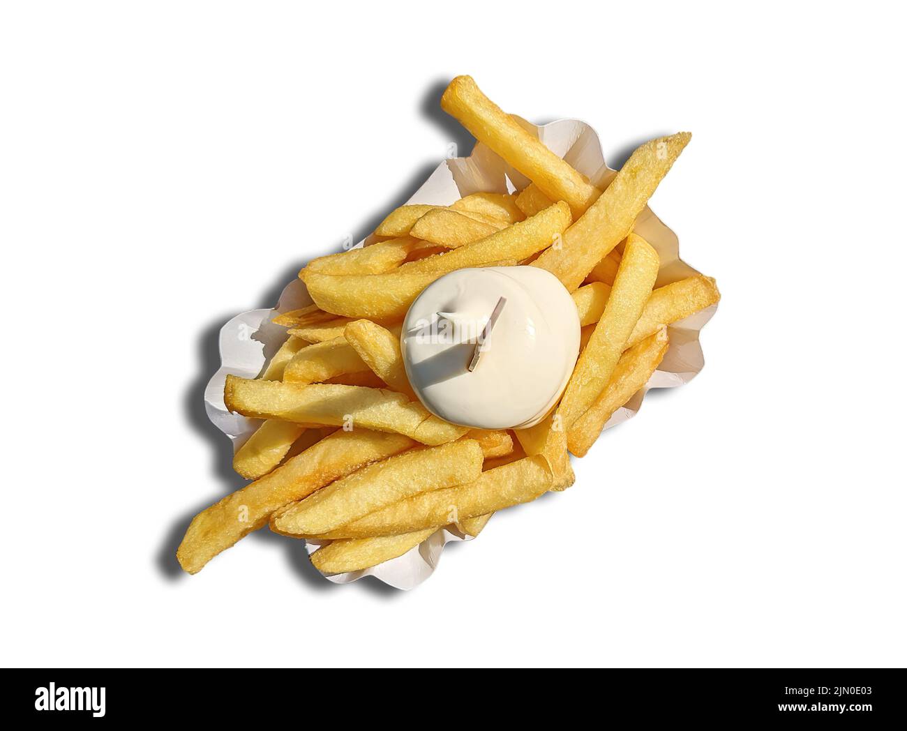 vista de arriba abajo de la porción de patatas fritas con mayonesa sobre un plato de papel aislado sobre fondo blanco Foto de stock