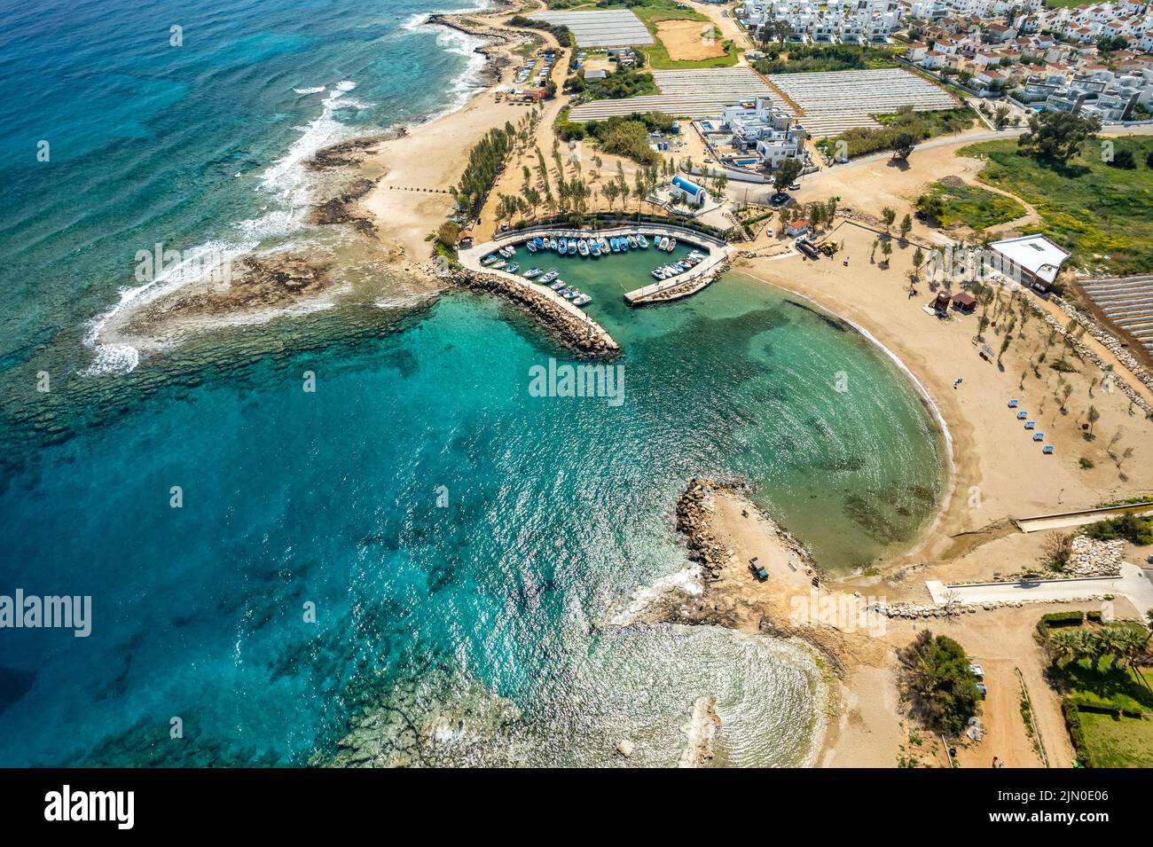Agia Triada Beach oder Trinity Beach aus der Luft gesehen, Paralimni, Zypern, Europa | Hoteles en Vrissiana y Protaras Beach vistos desde arriba, Paralim Foto de stock