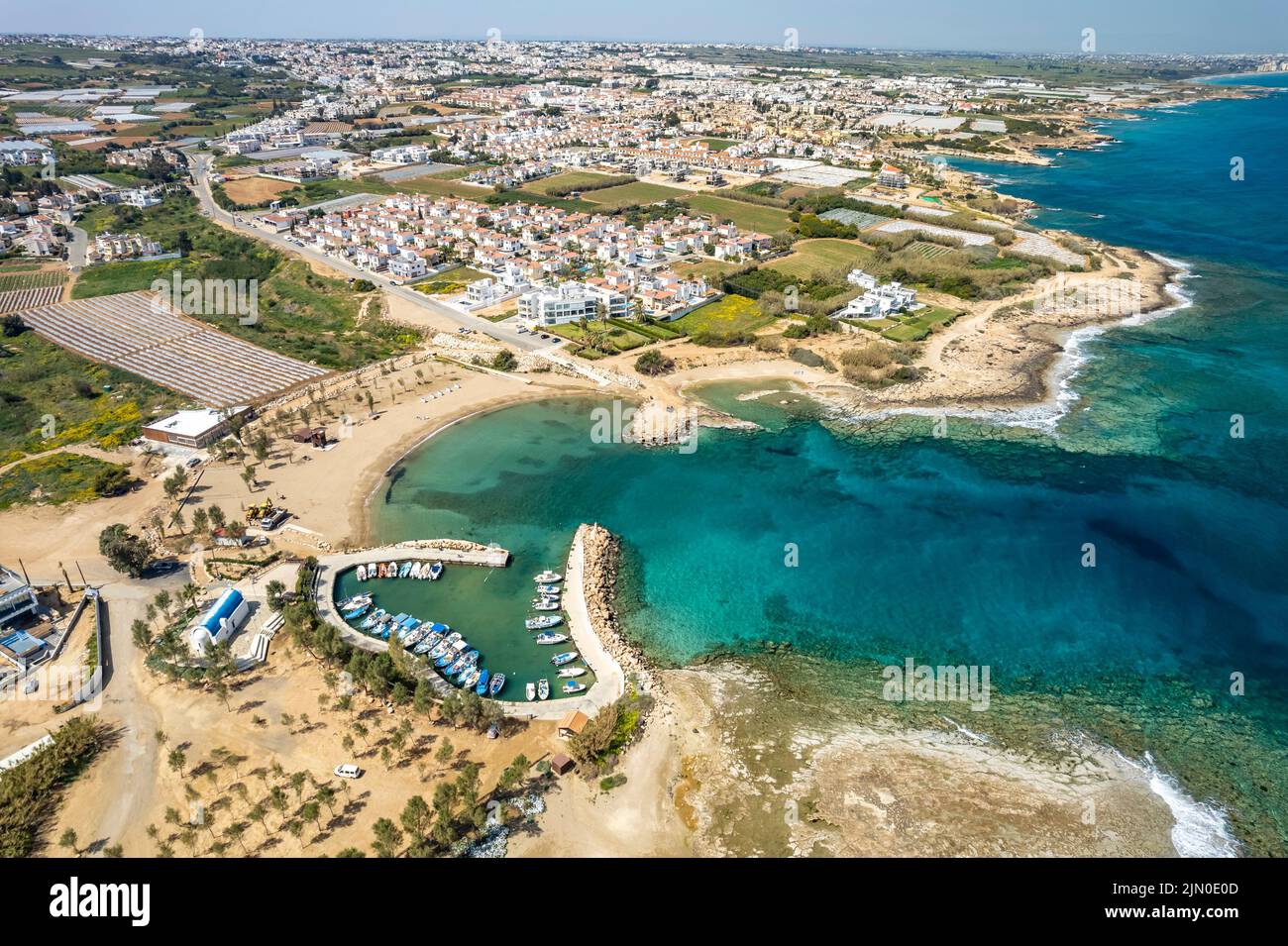Agia Triada Beach oder Trinity Beach aus der Luft gesehen, Paralimni, Zypern, Europa | Hoteles en Vrissiana y Protaras Beach vistos desde arriba, Paralim Foto de stock
