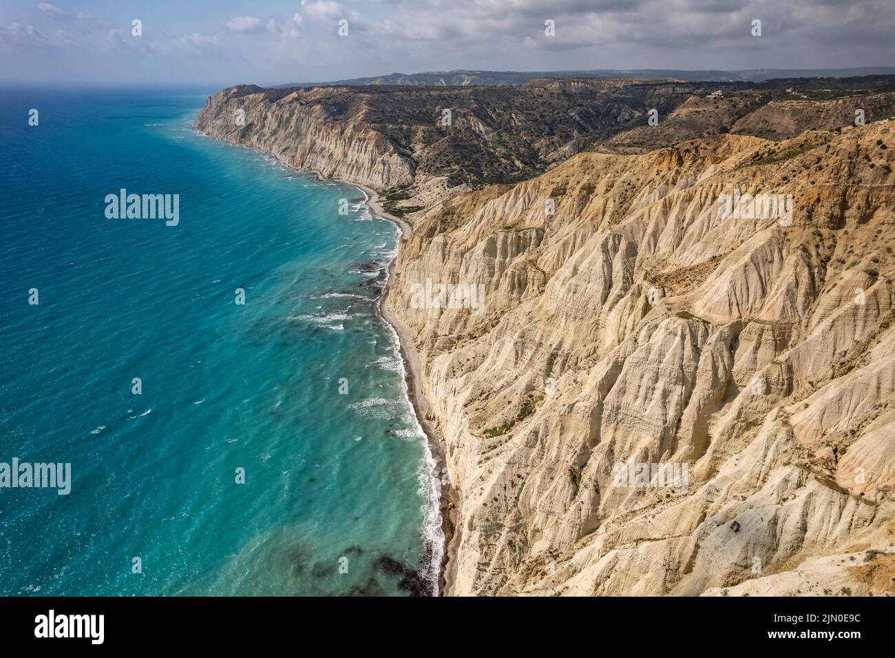 Strand an der Steilküste vom Kap Aspro bei Pissouri aus der Luft gesehen, Zypern, Europa | Vista aérea de una playa en la escarpada costa del cabo Aspro Foto de stock