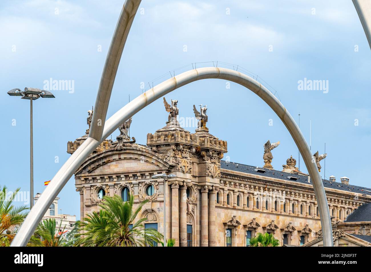 Obra de arte llamada 'Onades' (Onades) por Andreu Alfaro Hernández. La escultura está cerca del Museo Marítimo de Barcelona Foto de stock