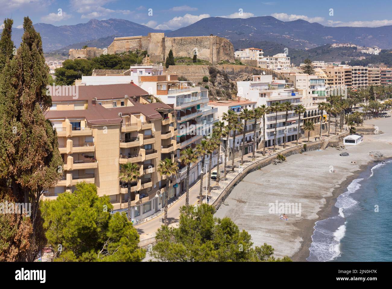 Almunecar, Costa Tropical, Granada Provincia, Andalucía, sur de España. El Castillo de San Miguel - Castillo de San Miguel - que se eleva sobre los antiguos Foto de stock