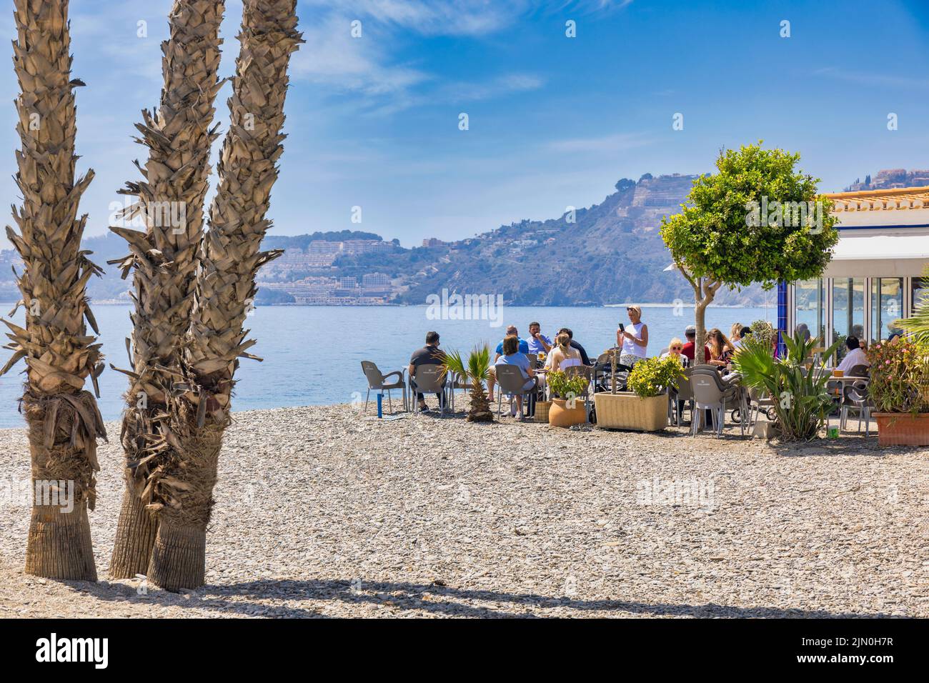 Almunecar, Costa Tropical, Granada Provincia, Andalucía, sur de España. Bar en la playa, o chiringuito en la Playa de San Cristóbal - Playa de San Cristóbal. Foto de stock