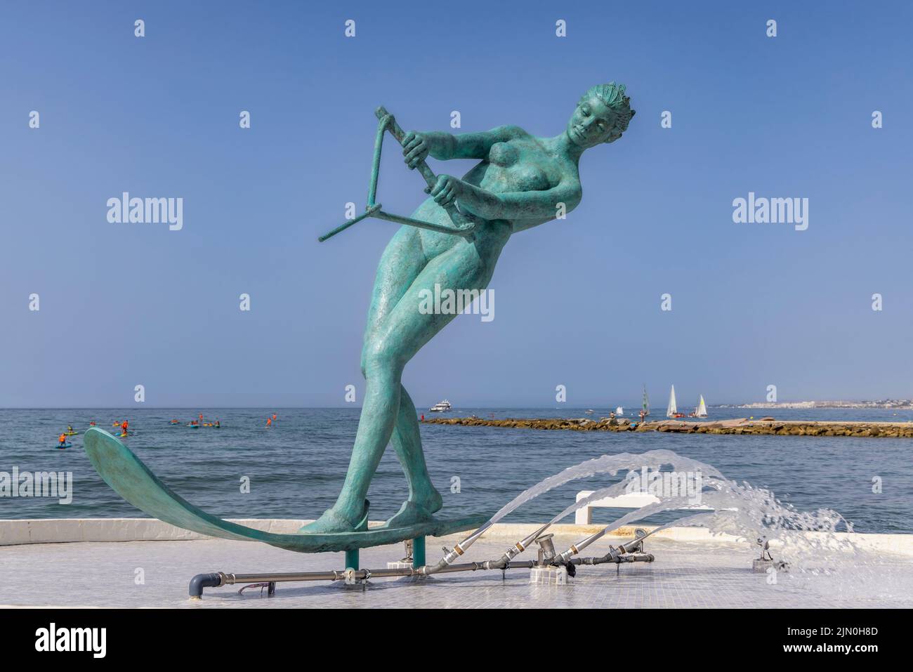 Marbella, Costa del Sol, provincia de Málaga, Andalucía, sur de España. La estatua de Venus para esquí acuático en Playa de El Faro. La estatua fue esculpida por Spa Foto de stock