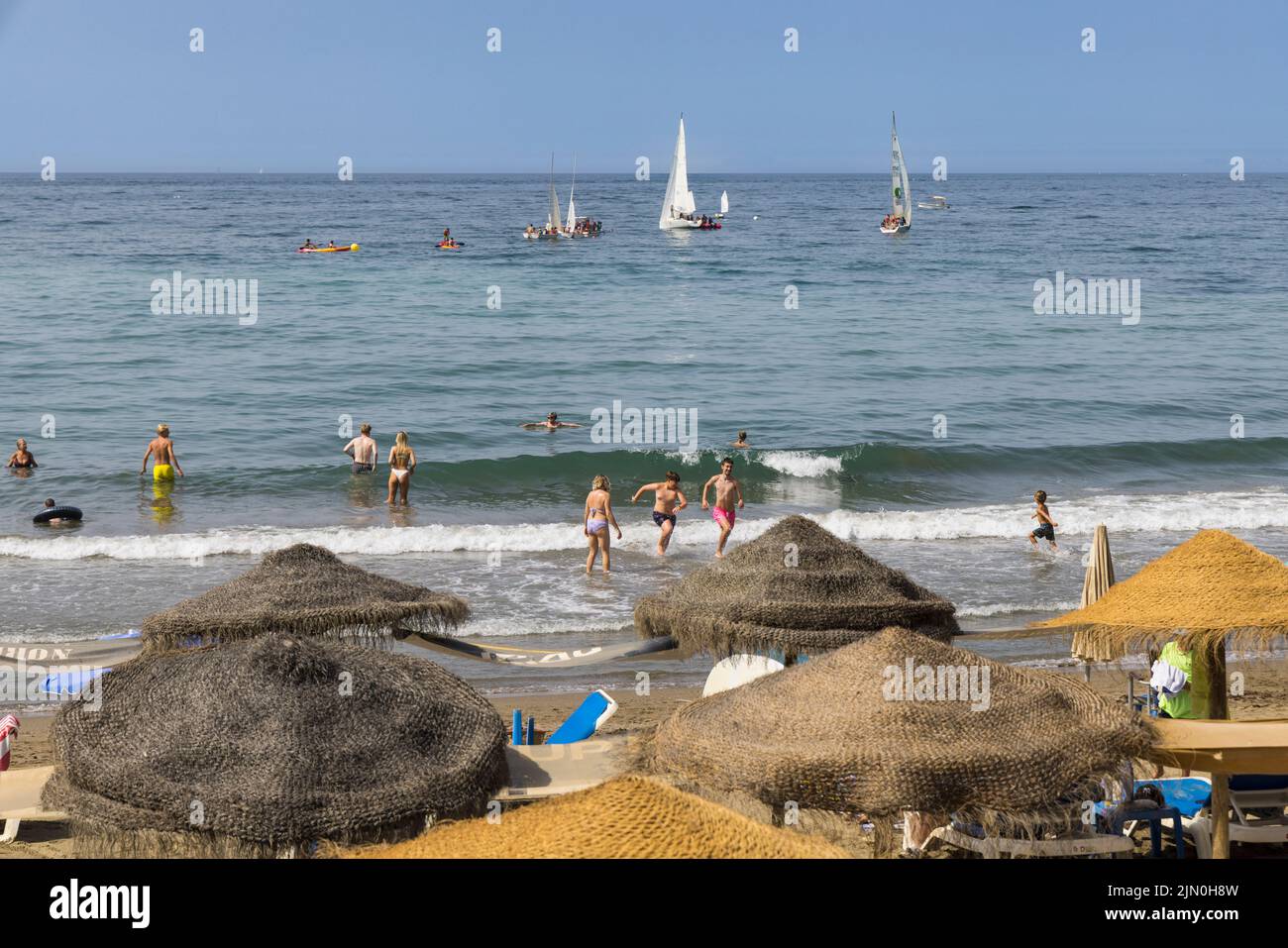 Escena de playa. Marbella, Costa del Sol, provincia de Málaga, Andalucía, sur de España. Foto de stock