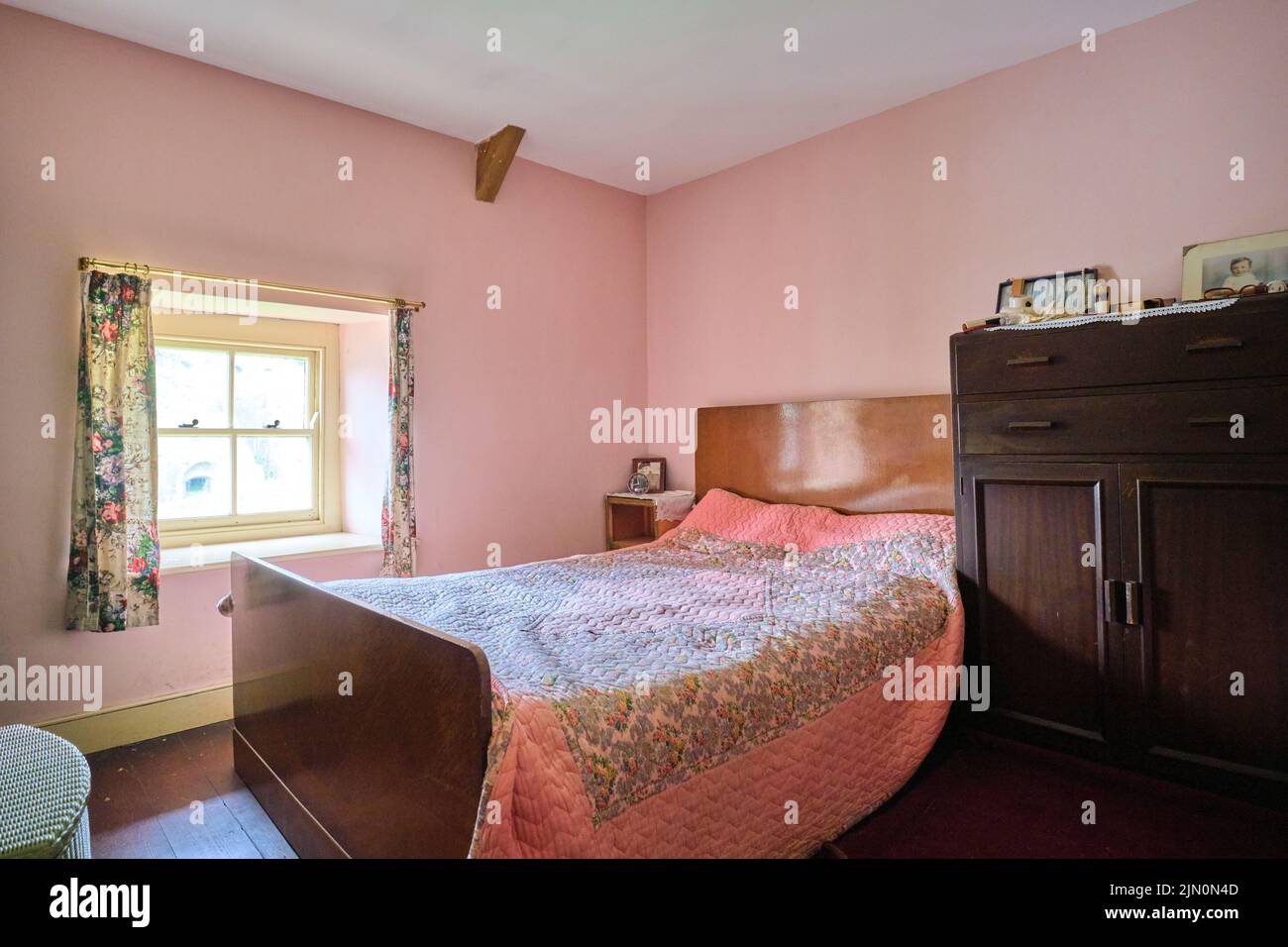 Acogedor dormitorio con cama grande, cojines decorativos y paredes a rayas  en blanco y azul Fotografía de stock - Alamy