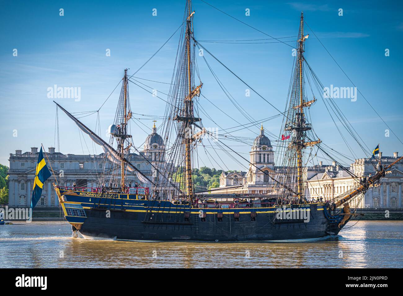 Réplica del buque sueco del siglo 18th Götheborg Visitando Londres, pasando por el Old Royal Naval College, Londres, Reino Unido Foto de stock