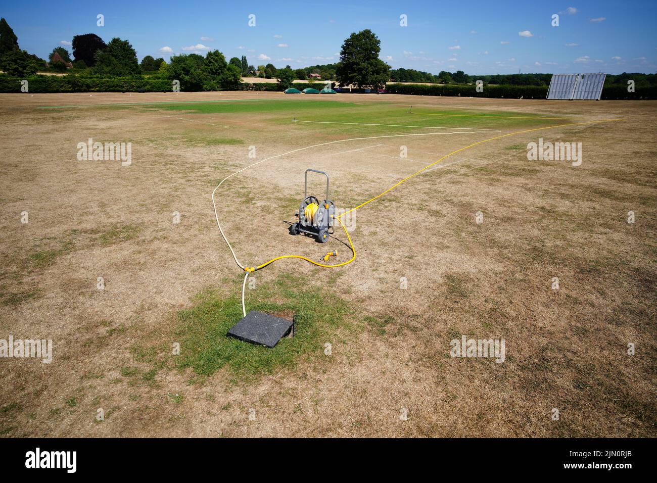 Hierba seca en el campo de cricket en el pueblo de Odiham en Hampshire. Gran Bretaña está preparada para otra ola de calor que durará más que el período de calor récord de julio, con máximos de hasta 35C que se esperan la próxima semana. Fecha de la foto: Lunes 8 de agosto de 2022. Foto de stock