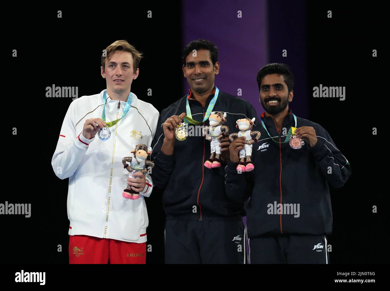 El británico Liam Pitchford, plata, el indio Sharath Kamal Achanta, oro, y el indio Sathiyan Gnanasekaran, bronce, después del tenis de mesa Men's Singles en el NEC el día once de los Juegos de la Commonwealth de 2022 en Birmingham. Fecha de la foto: Lunes 8 de agosto de 2022. Foto de stock