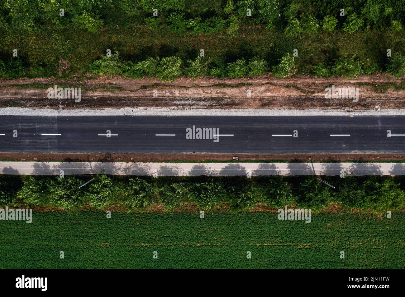 Plano aéreo de carretera asfaltada reparada desde el punto de vista del drone, directamente encima Foto de stock