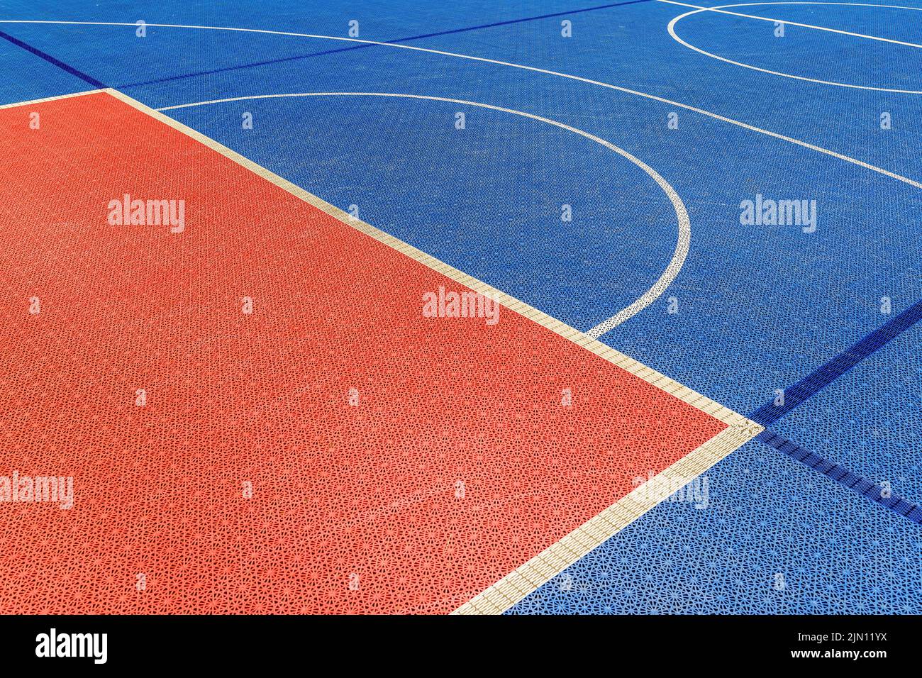Cancha de baloncesto al aire libre, piso de plástico con azulejos, enfoque selectivo Foto de stock
