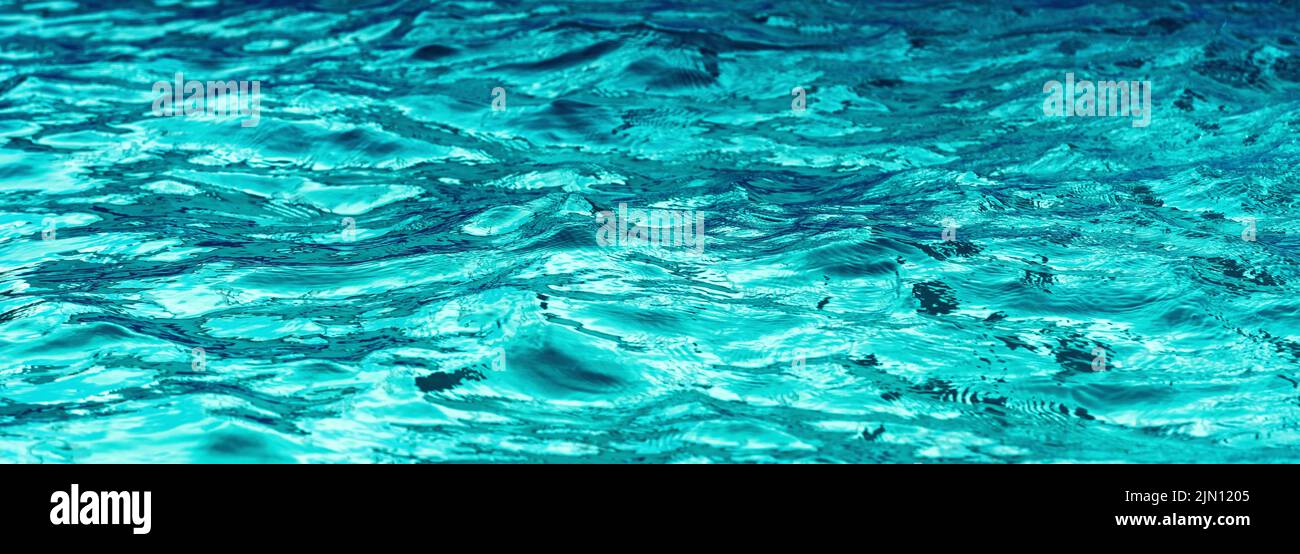 Agua de piscina, imagen panorámica como fondo abstracto Foto de stock