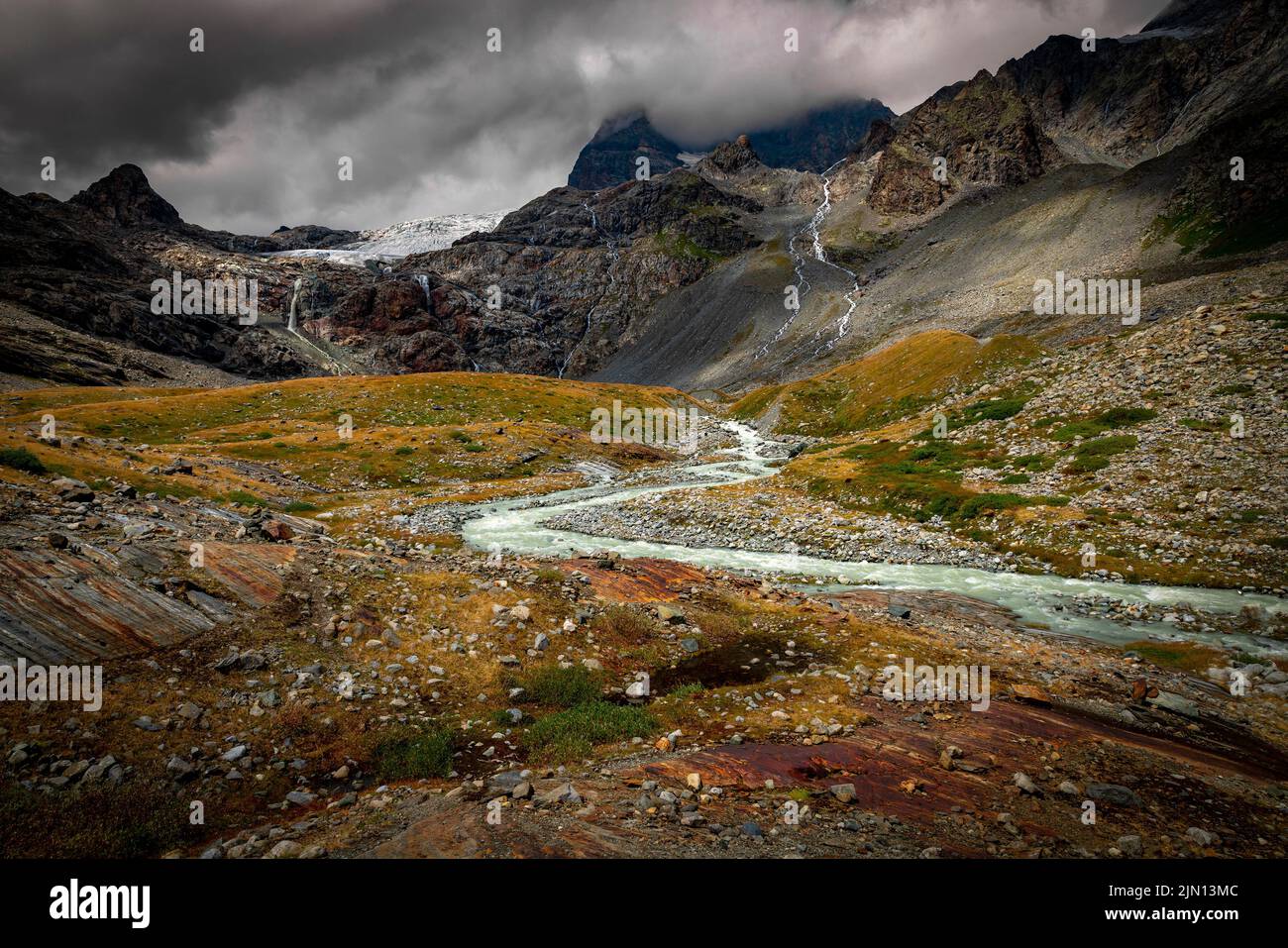 montañas y arroyo cerca del glaciar de la fellaria. alpes italianos Foto de stock
