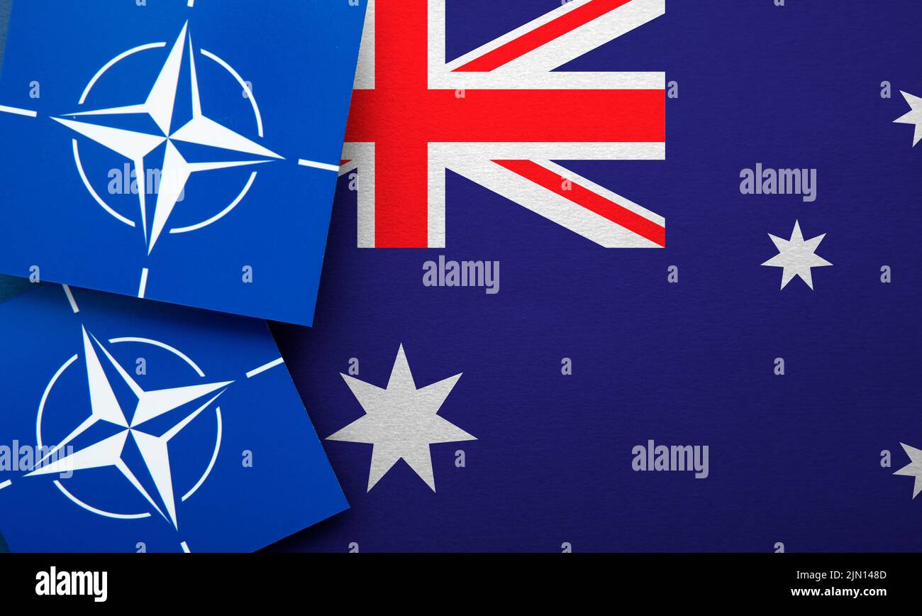LONDRES, Reino Unido - Agosto de 2022: Logotipo de alianza militar de la Organización del Tratado del Atlántico Norte (OTAN) en una bandera de Australia Foto de stock