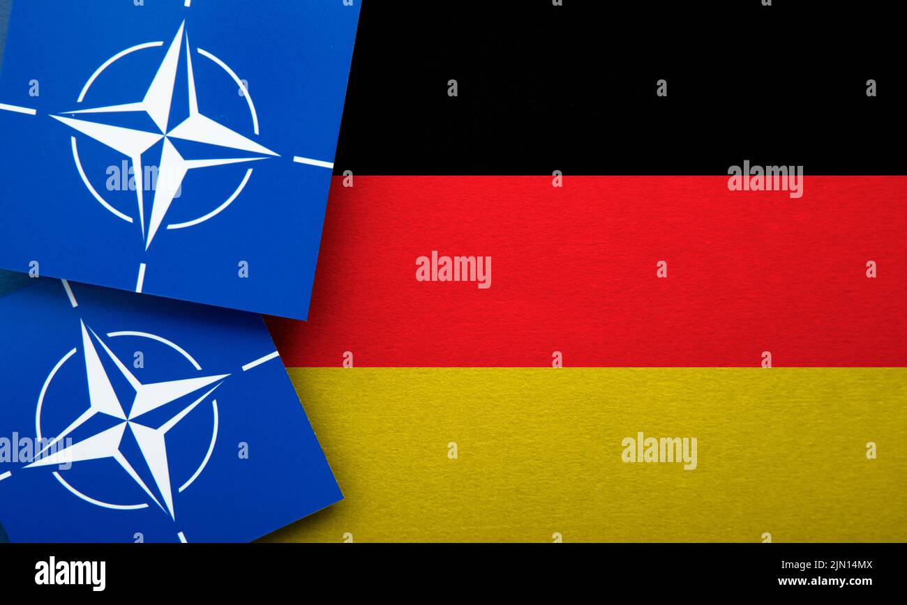 LONDRES, Reino Unido - Agosto de 2022: Logotipo de alianza militar de la Organización del Tratado del Atlántico Norte (OTAN) en una bandera de Alemania Foto de stock