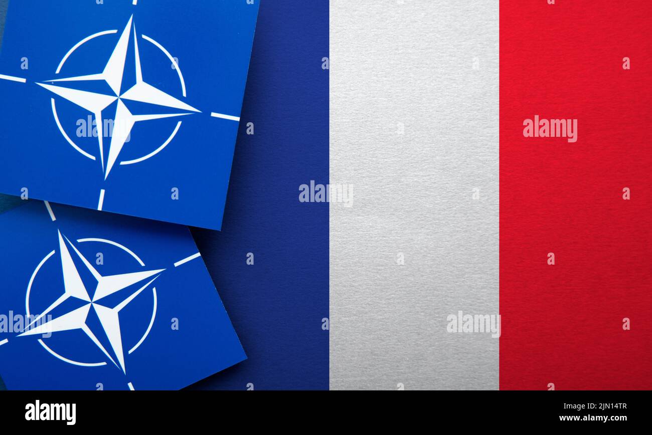 LONDRES, Reino Unido - Agosto de 2022: Logotipo de alianza militar de la Organización del Tratado del Atlántico Norte (OTAN) en una bandera de Francia Foto de stock
