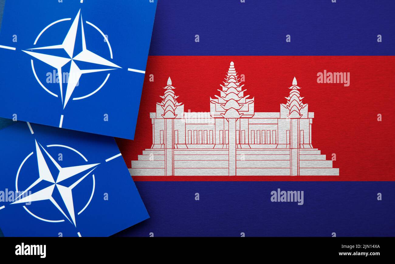 LONDRES, Reino Unido - Agosto de 2022: Logotipo de alianza militar de la Organización del Tratado del Atlántico Norte (OTAN) en una bandera de Camboya Foto de stock