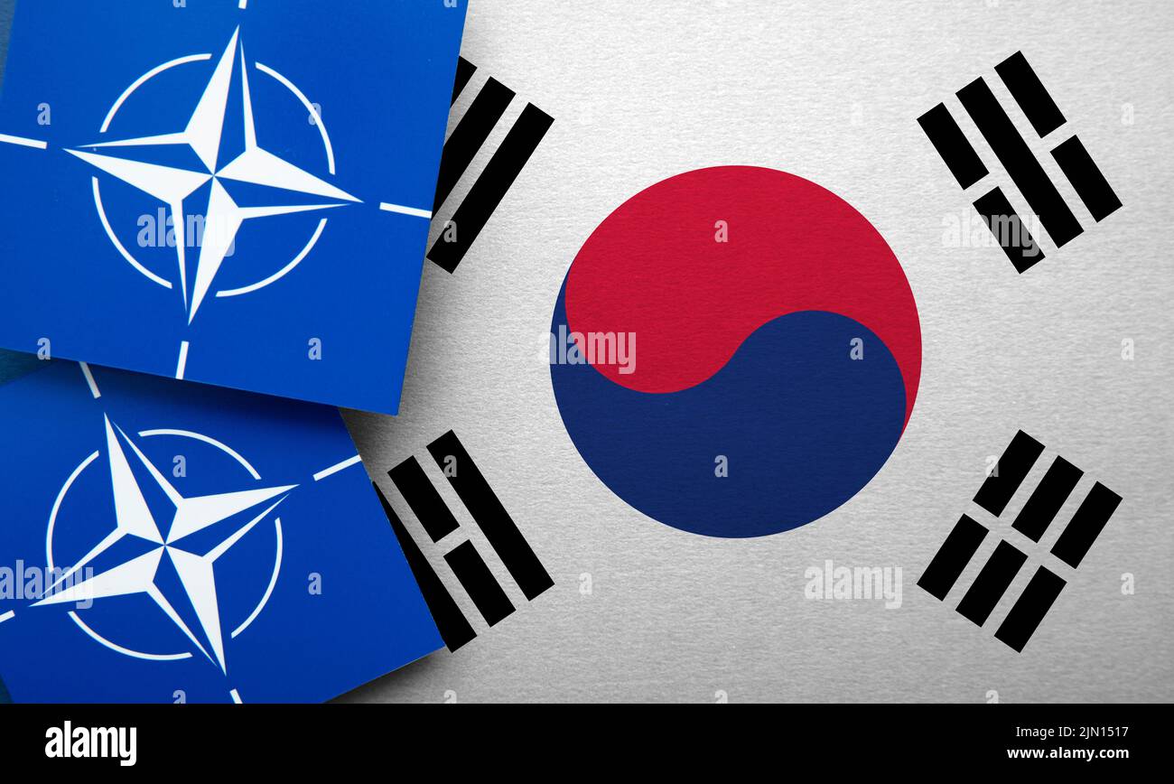 LONDRES, Reino Unido - Agosto de 2022: Logotipo de alianza militar de la Organización del Tratado del Atlántico Norte (OTAN) en una bandera de Corea del Sur Foto de stock