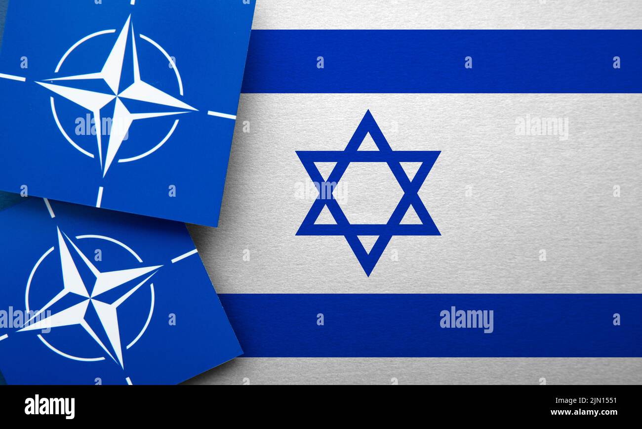LONDRES, Reino Unido - Agosto de 2022: Logotipo de alianza militar de la Organización del Tratado del Atlántico Norte (OTAN) en una bandera de Israel Foto de stock