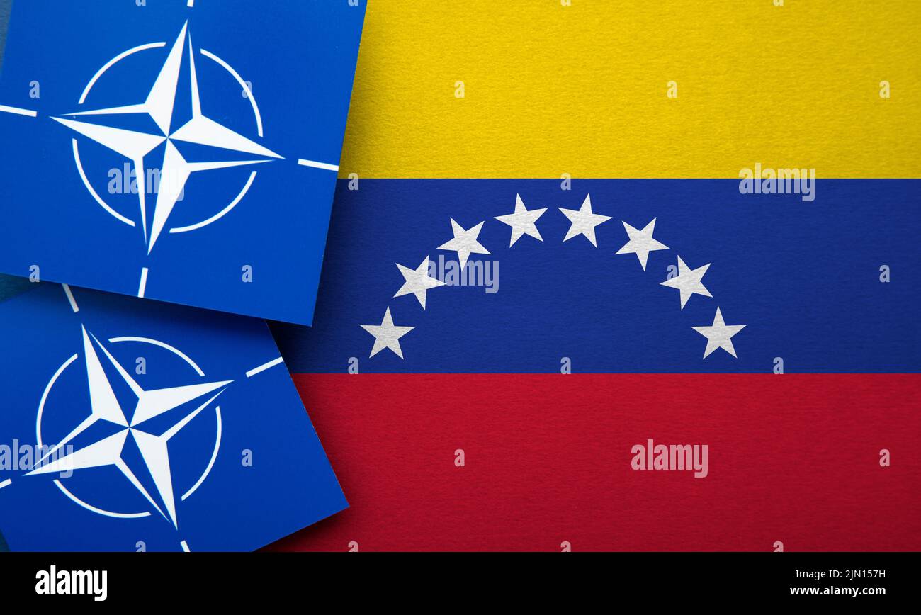 LONDRES, Reino Unido - Agosto de 2022: Logotipo de alianza militar de la Organización del Tratado del Atlántico Norte (OTAN) en una bandera de Venezuela Foto de stock