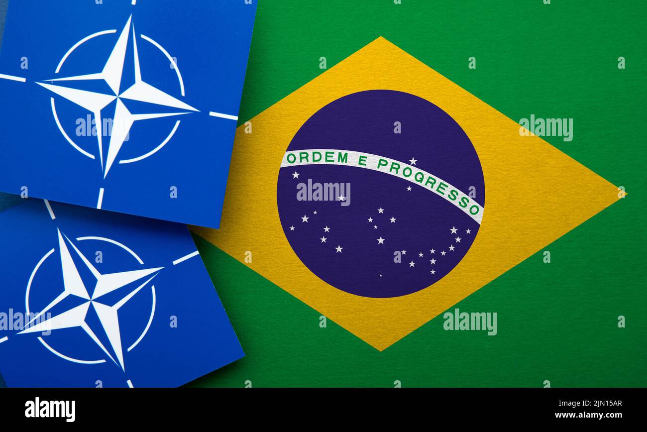 LONDRES, Reino Unido - Agosto de 2022: Logotipo de alianza militar de la Organización del Tratado del Atlántico Norte (OTAN) en una bandera de Brasil Foto de stock