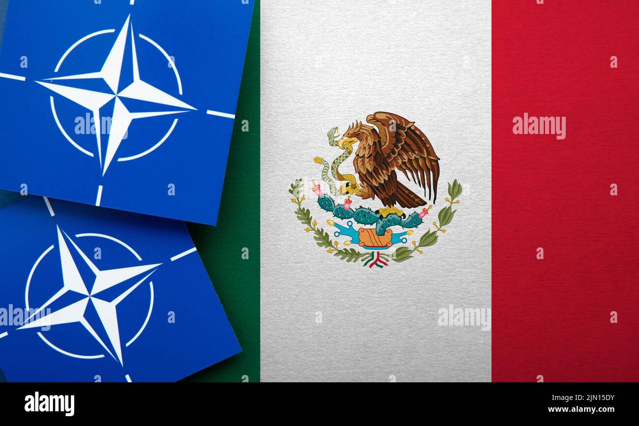 LONDRES, Reino Unido - Agosto de 2022: Logotipo de alianza militar de la Organización del Tratado del Atlántico Norte (OTAN) en una bandera de México Foto de stock