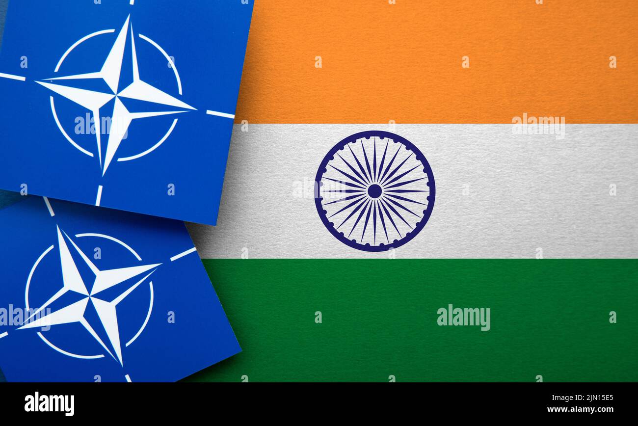 LONDRES, Reino Unido - Agosto de 2022: Logotipo de alianza militar de la Organización del Tratado del Atlántico Norte (OTAN) en una bandera de la India Foto de stock