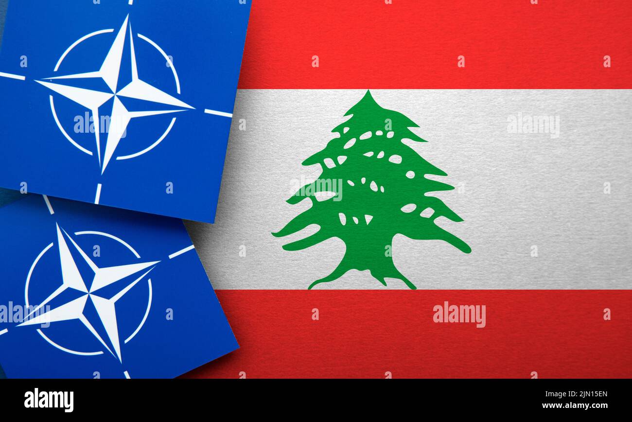 LONDRES, Reino Unido - Agosto de 2022: Logotipo de alianza militar de la Organización del Tratado del Atlántico Norte (OTAN) en una bandera del Líbano Foto de stock