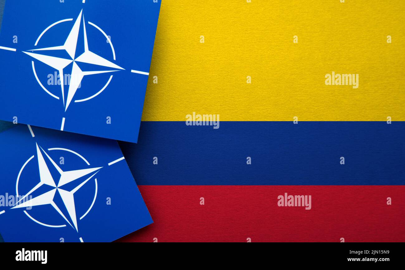 LONDRES, Reino Unido - Agosto de 2022: Logotipo de alianza militar de la Organización del Tratado del Atlántico Norte (OTAN) en una bandera de Colombia Foto de stock