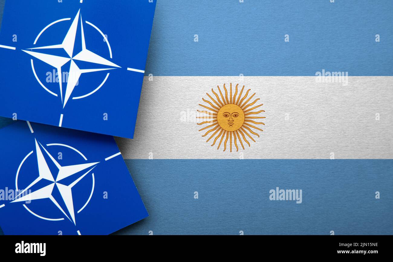 LONDRES, Reino Unido - Agosto de 2022: Logotipo de alianza militar de la Organización del Tratado del Atlántico Norte (OTAN) en una bandera argentina Foto de stock